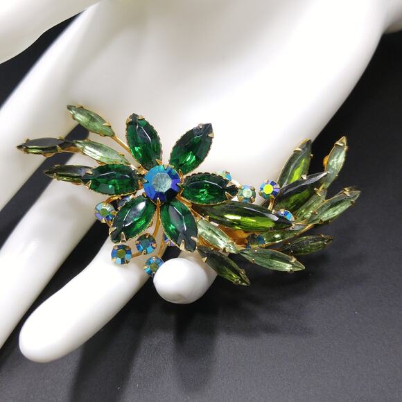 Vintage Green Rhinestone Flower Brooch, Gold Plated - Picture 1 of 10